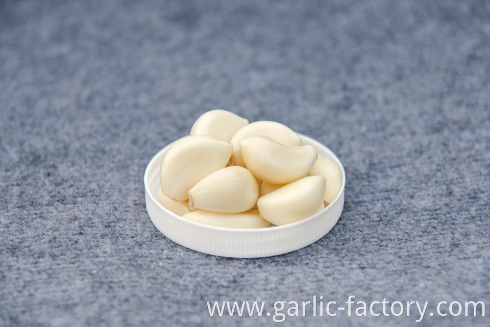 Vacuum packaging peeled garlic